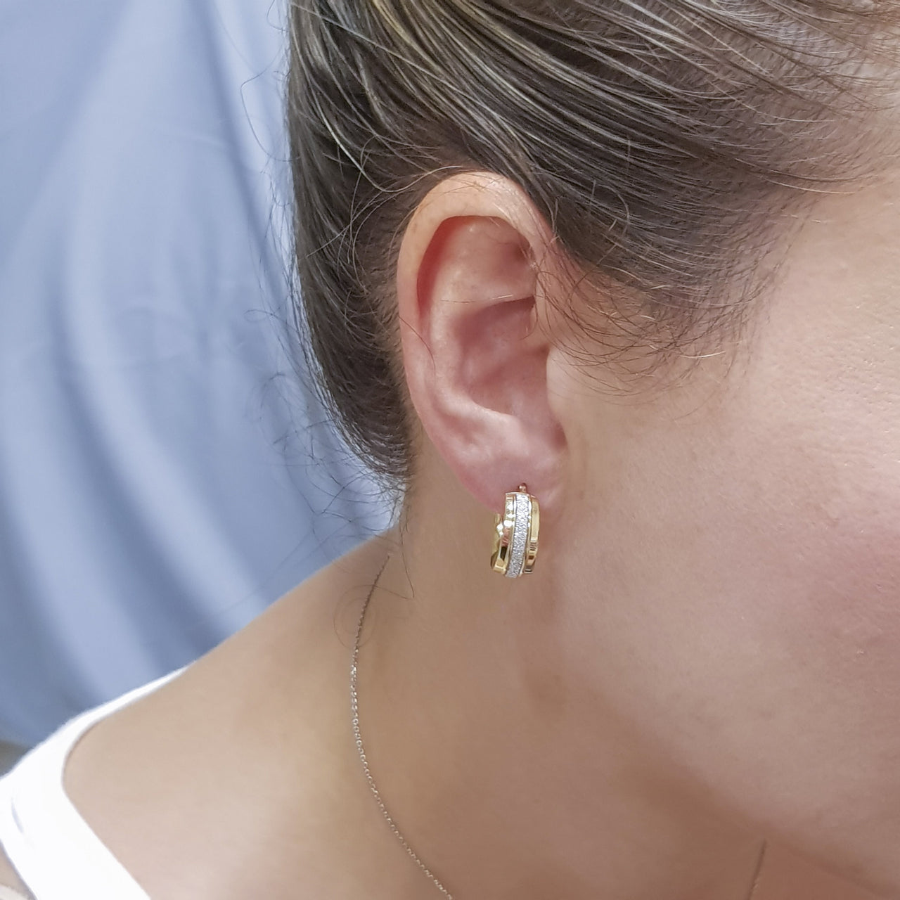 Arracada Diamantada, 1.4 cm. Diámetro, Ancho 3mm,  Oro 10k - Infiniti Joyas