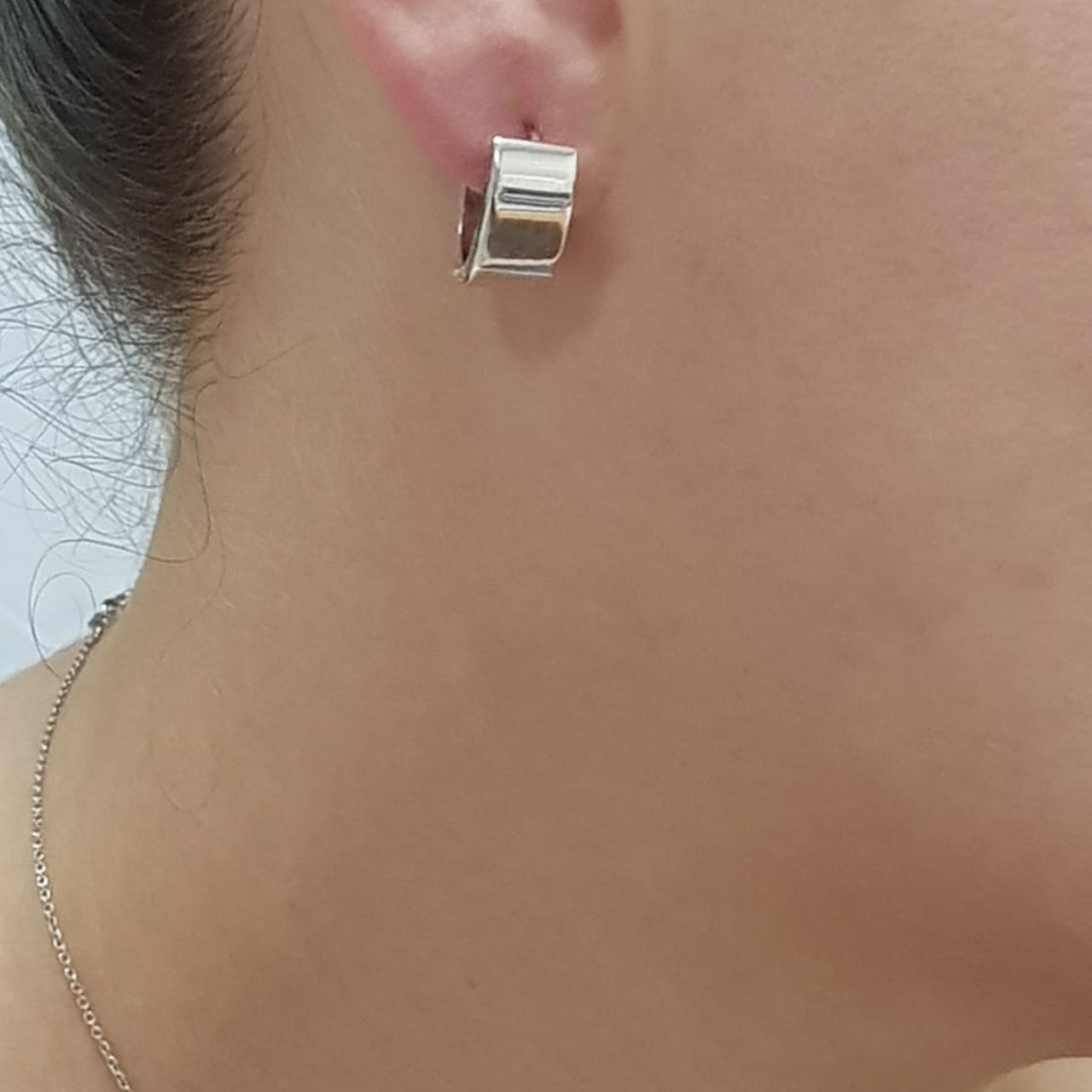 Arracadas Huggies Oro Blanco 14k, Acabado Liso, 1.4 cm de Diámetro, Ancho 8 mm - Infiniti Joyas