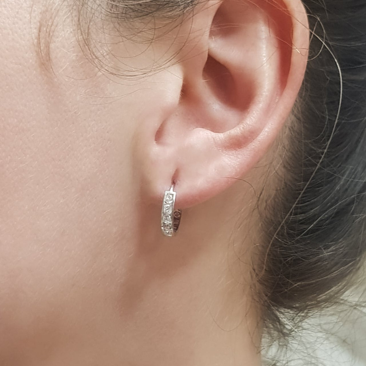 Arracadas Huggies Oro Blanco 14k, con Zirconias de 1 mm, 1 cm de Diámetro, Ancho 3 mm - Infiniti Joyas