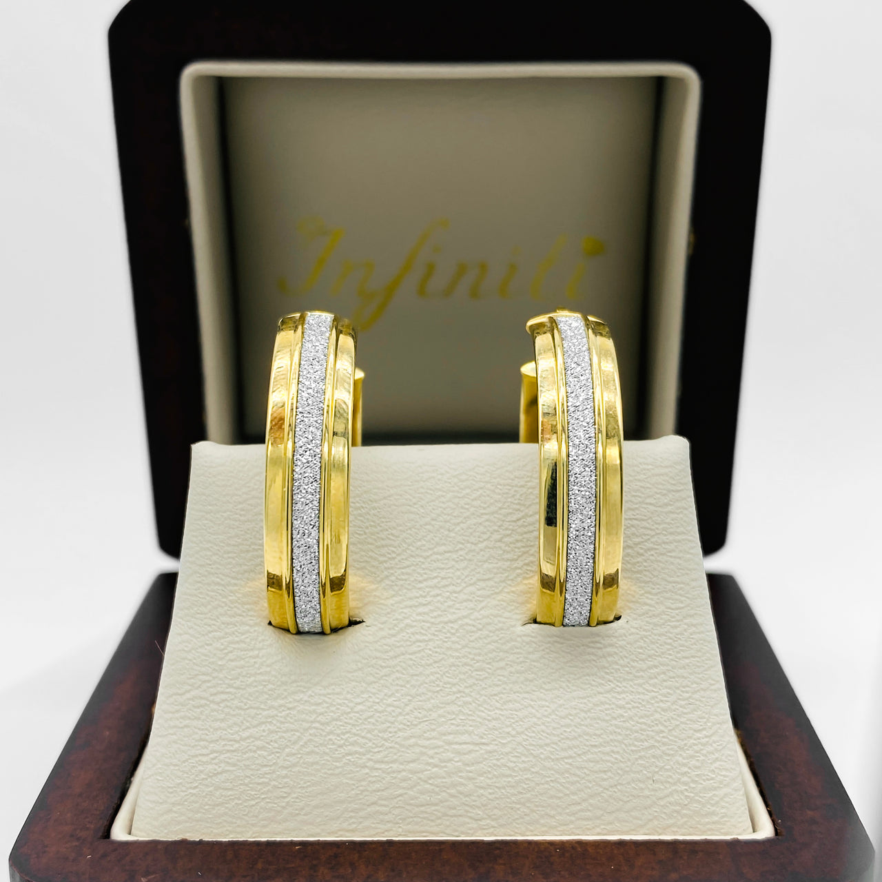 Arracada Diamantada Oro 10k 2.5 cm. Diámetro, Ancho 6 mm