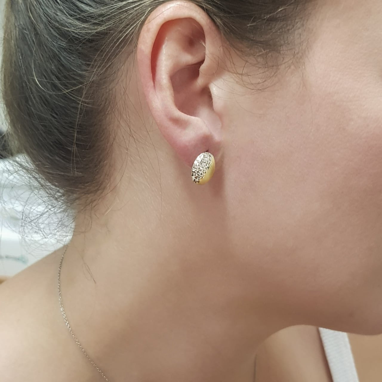 Arete Oro 14k. 1 cm de Ancho, 1.4 cm de Largo, mitad Diamantado, Oro 14k - Infiniti Joyas