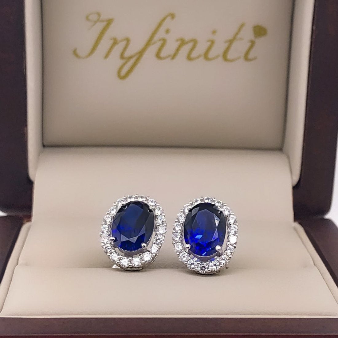 Aretes Oro Blanco 10k, Halo con Zafiro de Zirconias - Infiniti Joyas