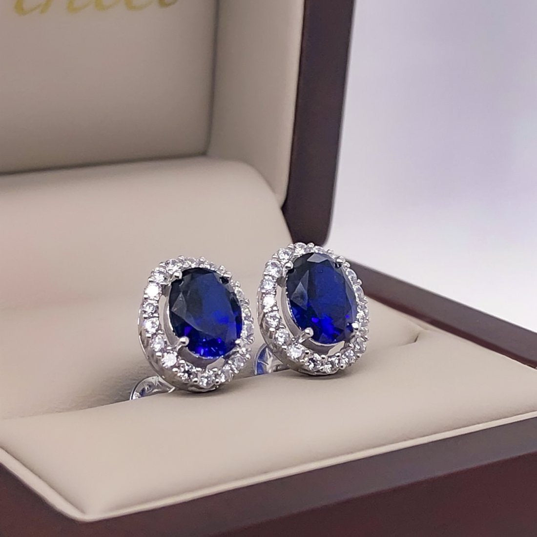 Aretes Oro Blanco 10k, Halo con Zafiro de Zirconias - Infiniti Joyas