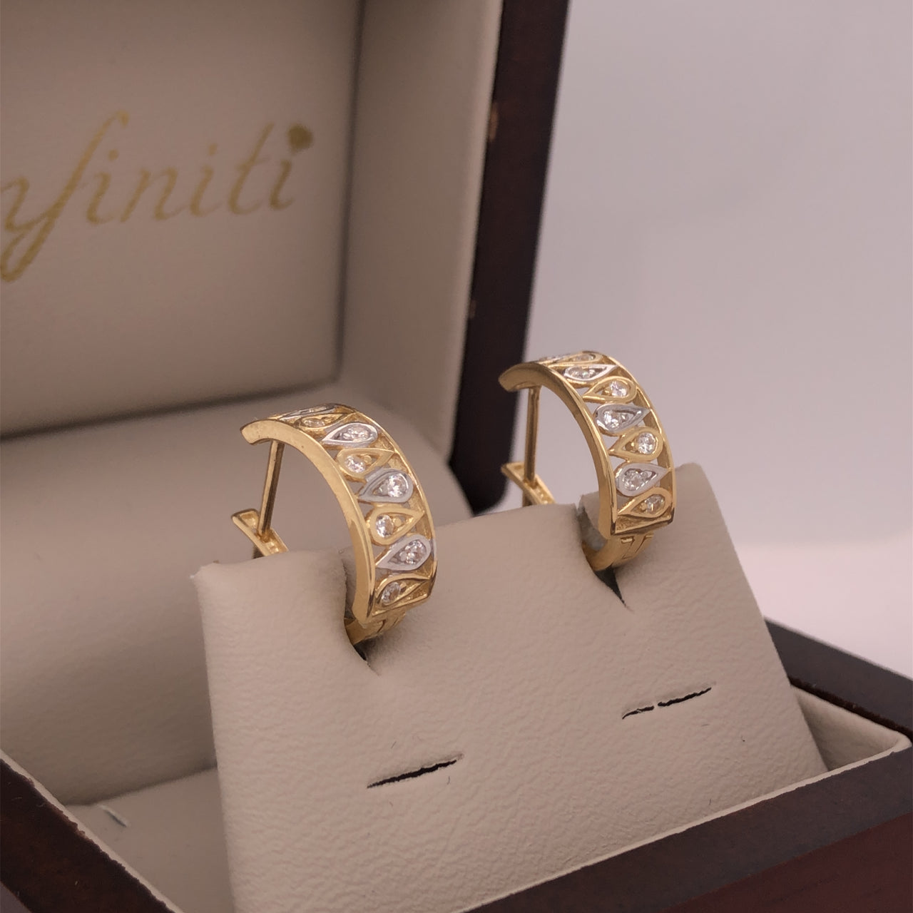 Aretes Oro 14k - Zirconias con Platinado, Ancho 5 mm