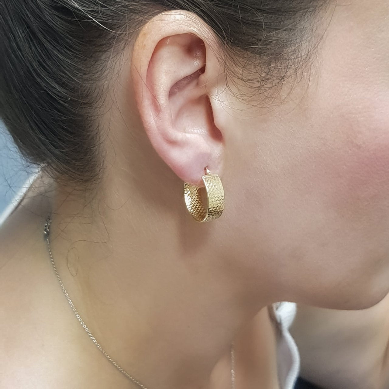Arracada Diamantada 1.9 cm de Diámetro, Ancho 7 mm, Oro 10k - Infiniti Joyas