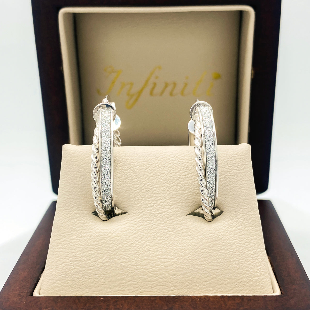 Arracada Diamantada 3.0 cm alto, 2.2 cm de Ancho , Oro Blanco 10k