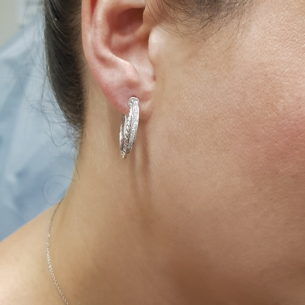 Arracada Diamantada 2.5 cm alto, 1.7 cm de Largo, Oro Blanco 10k - Infiniti Joyas