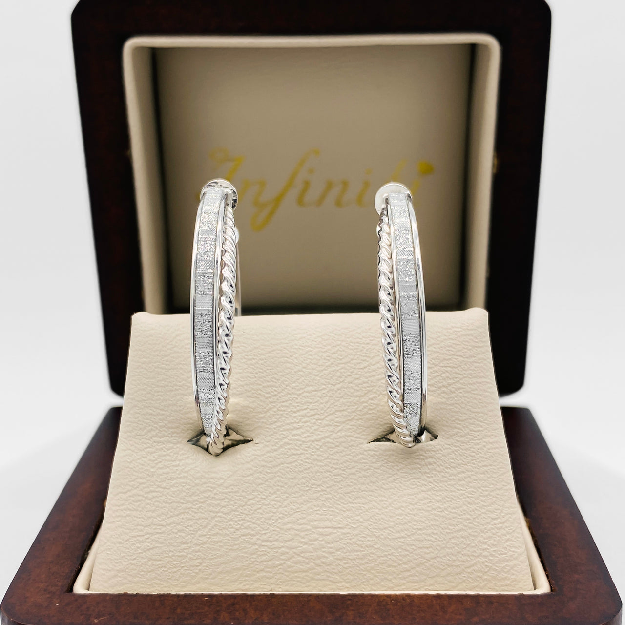 Arracada Diamantada 2.8 cm de Diámetro, Oro Blanco 10k