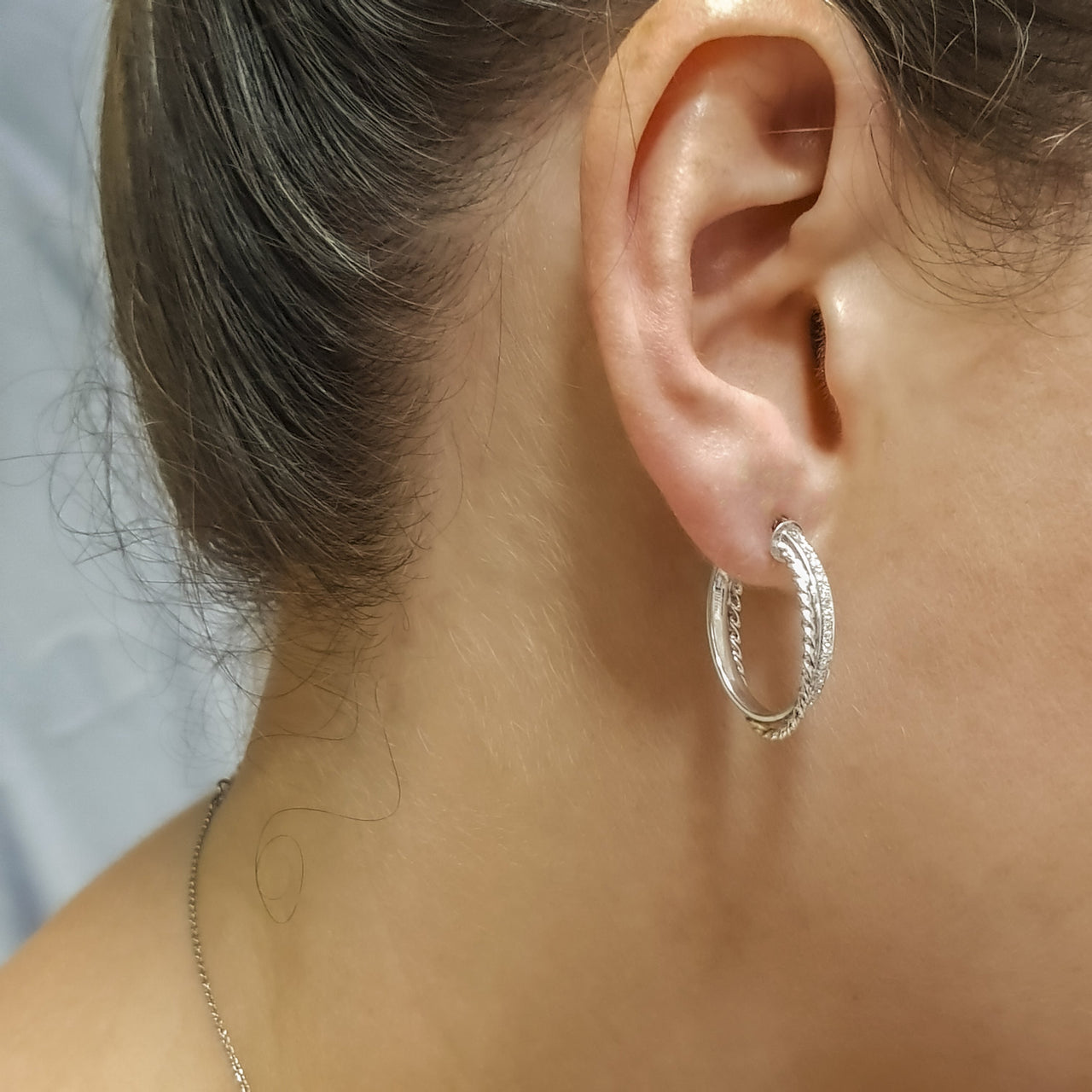Arracada Diamantada 2.8 cm de Diámetro, Oro Blanco 10k - Infiniti Joyas