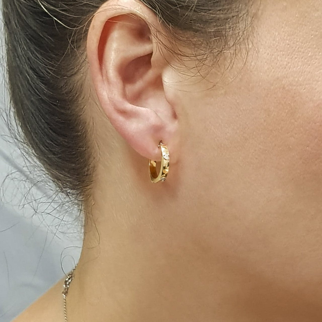 Arracada tubo con tornillo, 1.7cm Diámetro, Oro 10k - Infiniti Joyas