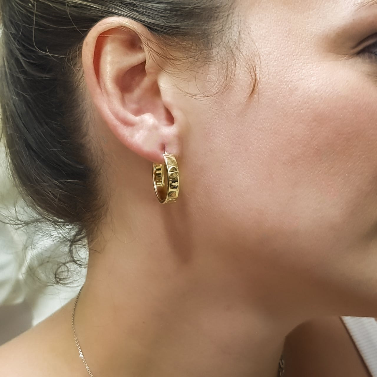 Arracada tubo tornillo 2.2 cm Diámetro, Ancho 5 mm, Oro 10k - Infiniti Joyas
