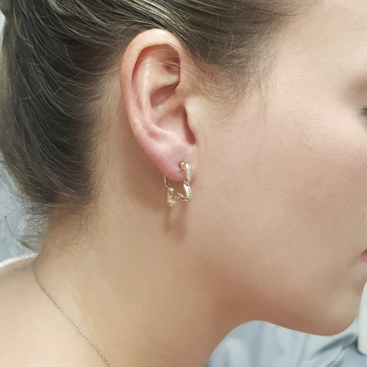 Arracada mariposa Zirconias, 1.7cm Diámetro, Oro 10k - Infiniti Joyas