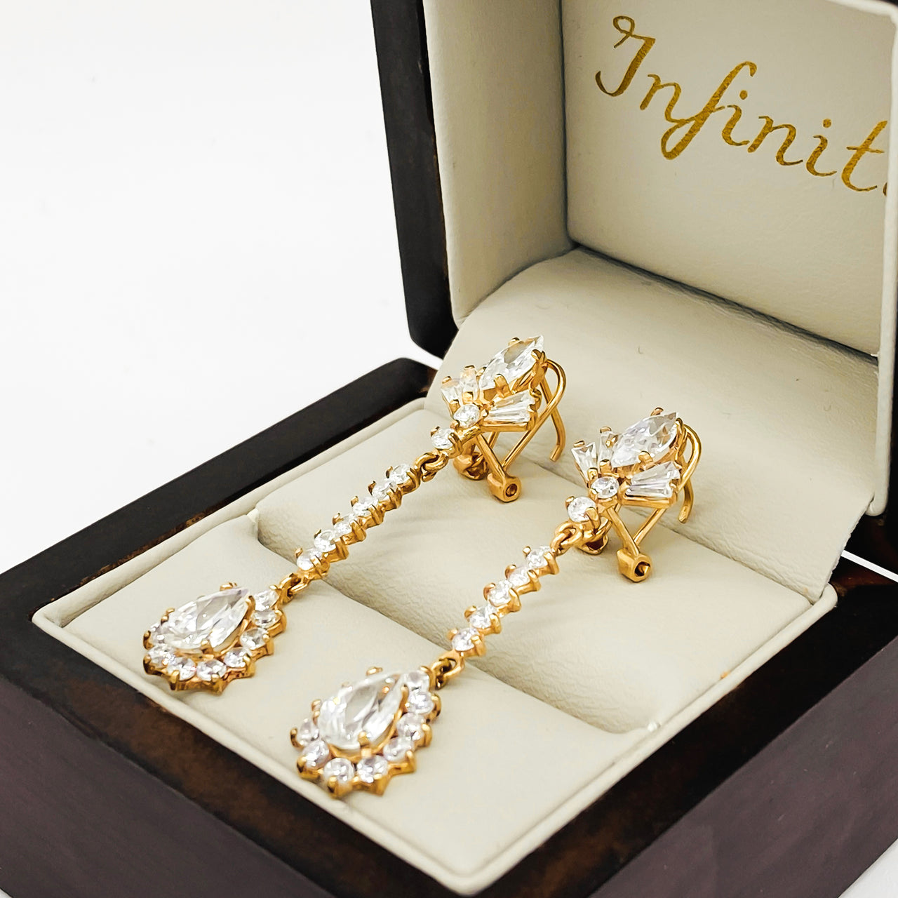 Arete gota Oro 10k, con Zirconias Baguette y Redondas, 4.5 cm de alto, Oro 10k