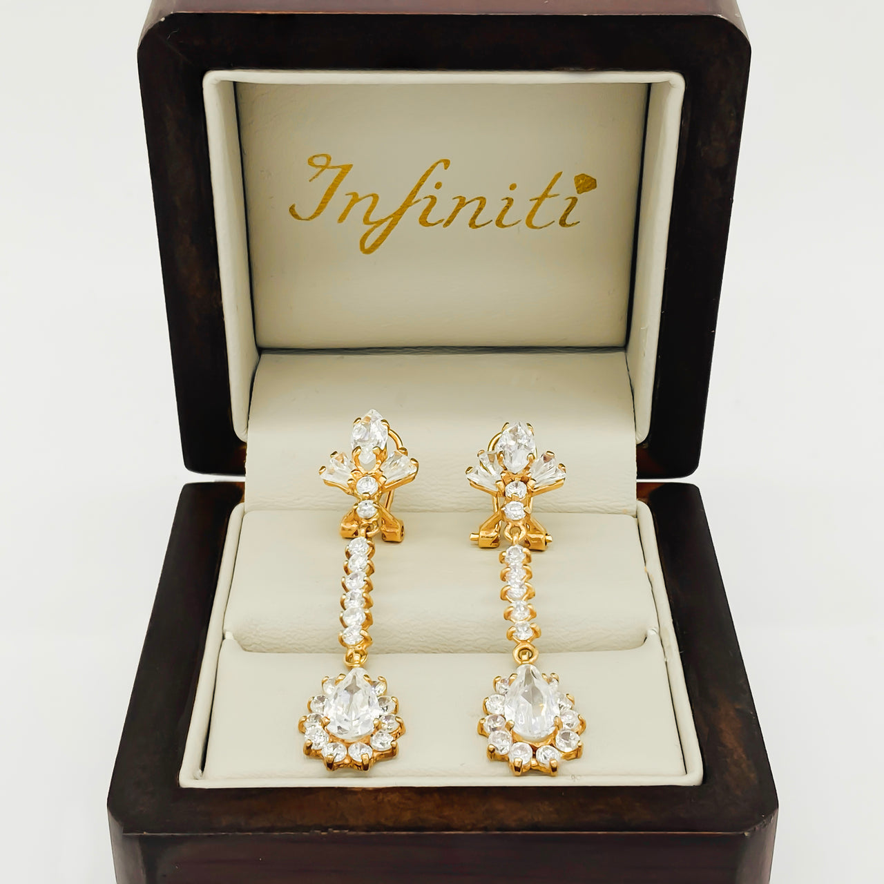 Arete gota Oro 10k, con Zirconias Baguette y Redondas, 4.5 cm de alto, Oro 10k