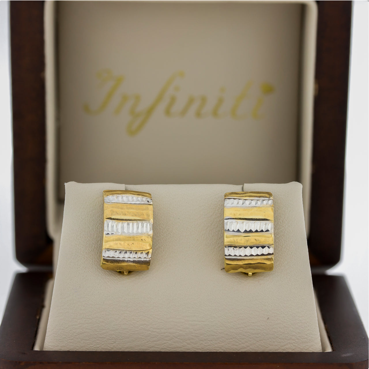 Aretes Oro 10k, plaquita Diamantada, 1.3 cm de alto, Ancho 8 mm, Oro Florentino 10k