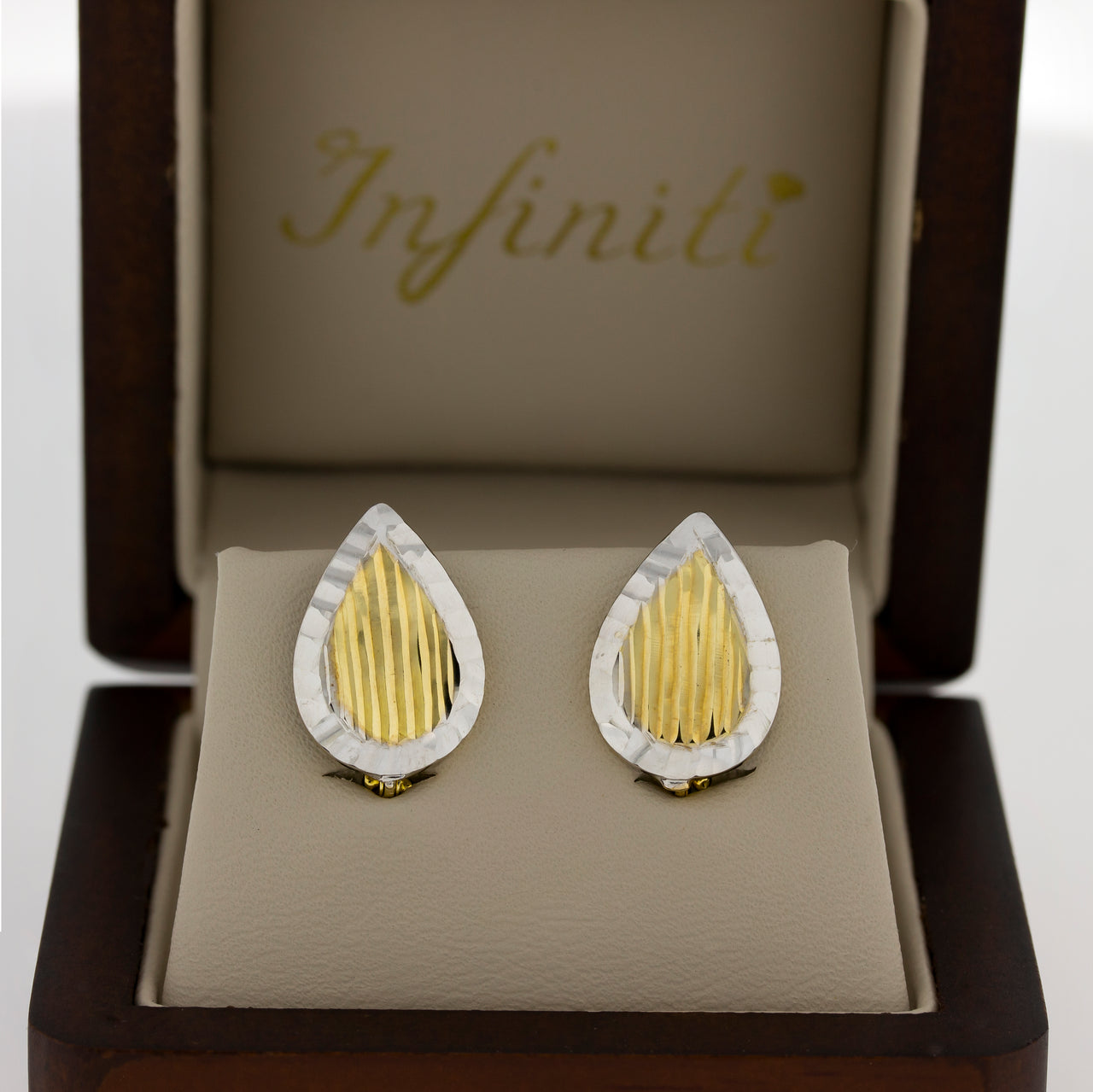 Arete Oro 10k, en Forma de gota Diamantada, 1.7 cm de alto, Ancho 12 mm, Oro 10k
