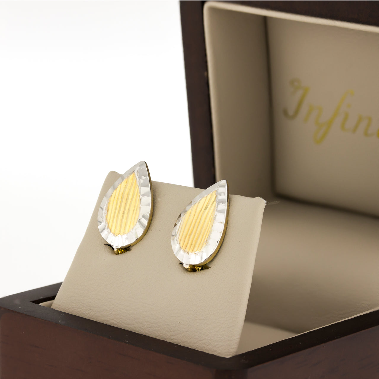 Arete Oro 10k, en Forma de gota Diamantada, 1.7 cm de alto, Ancho 12 mm, Oro 10k