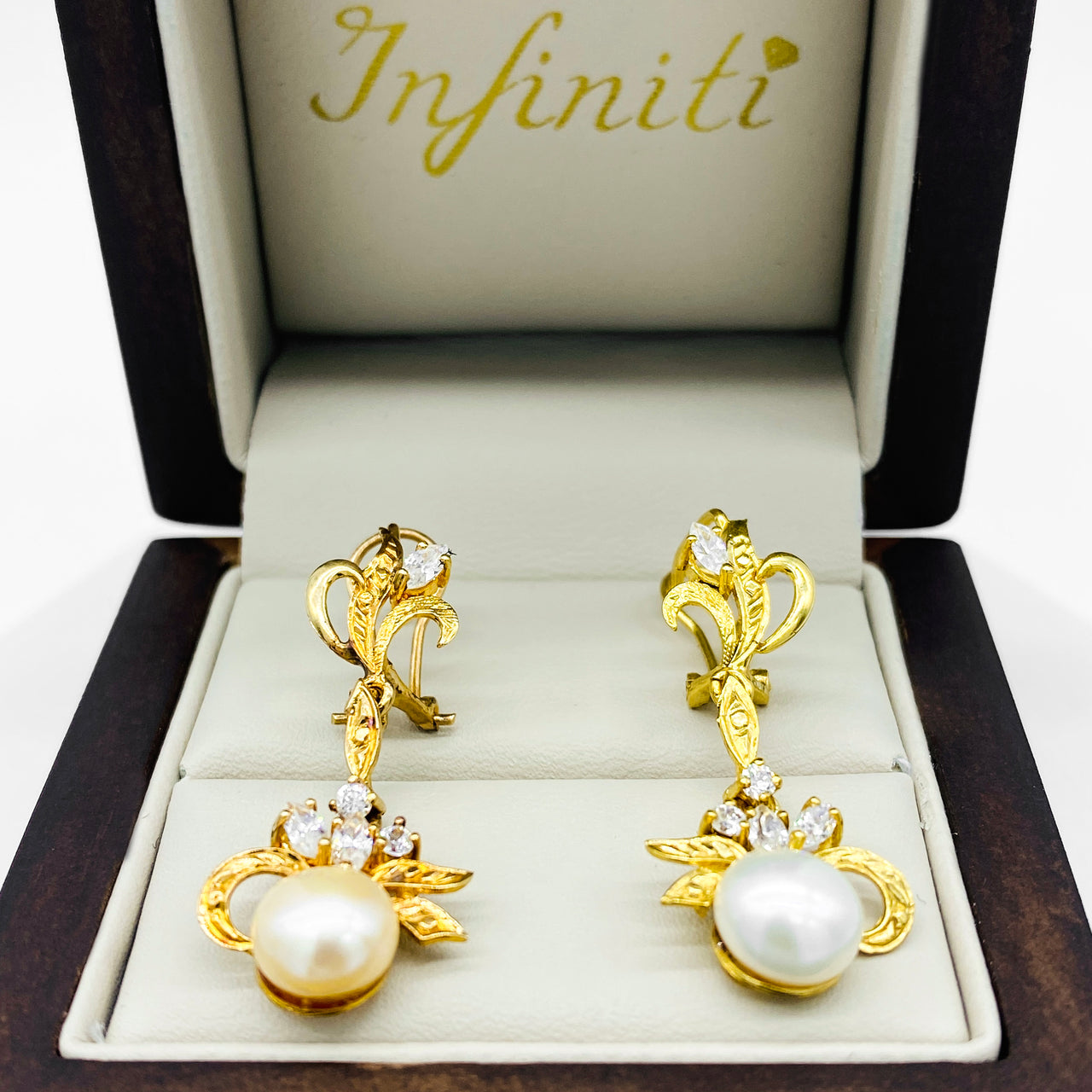 Aretes hojas con Perlas y Zirconias, 3.3 cm de alto, Ancho 14 mm, Oro 10k