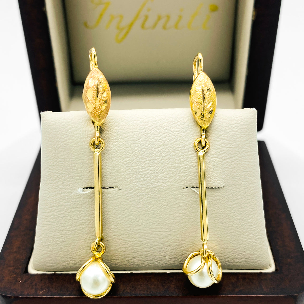 Aretes tubo con Perla, 4.3 cm de alto, Oro 10k