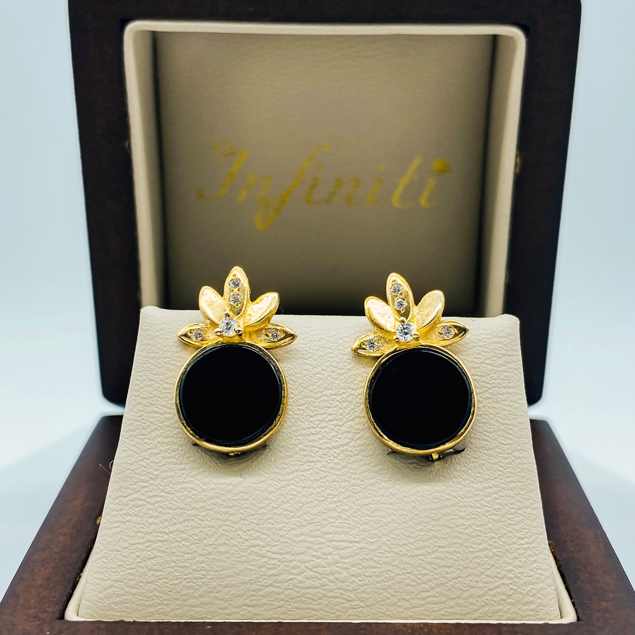 Aretes Oro 10k, hoja con Onix y Zirconias, 1.9 cm de alto, Ancho 11 mm, Oro 10k