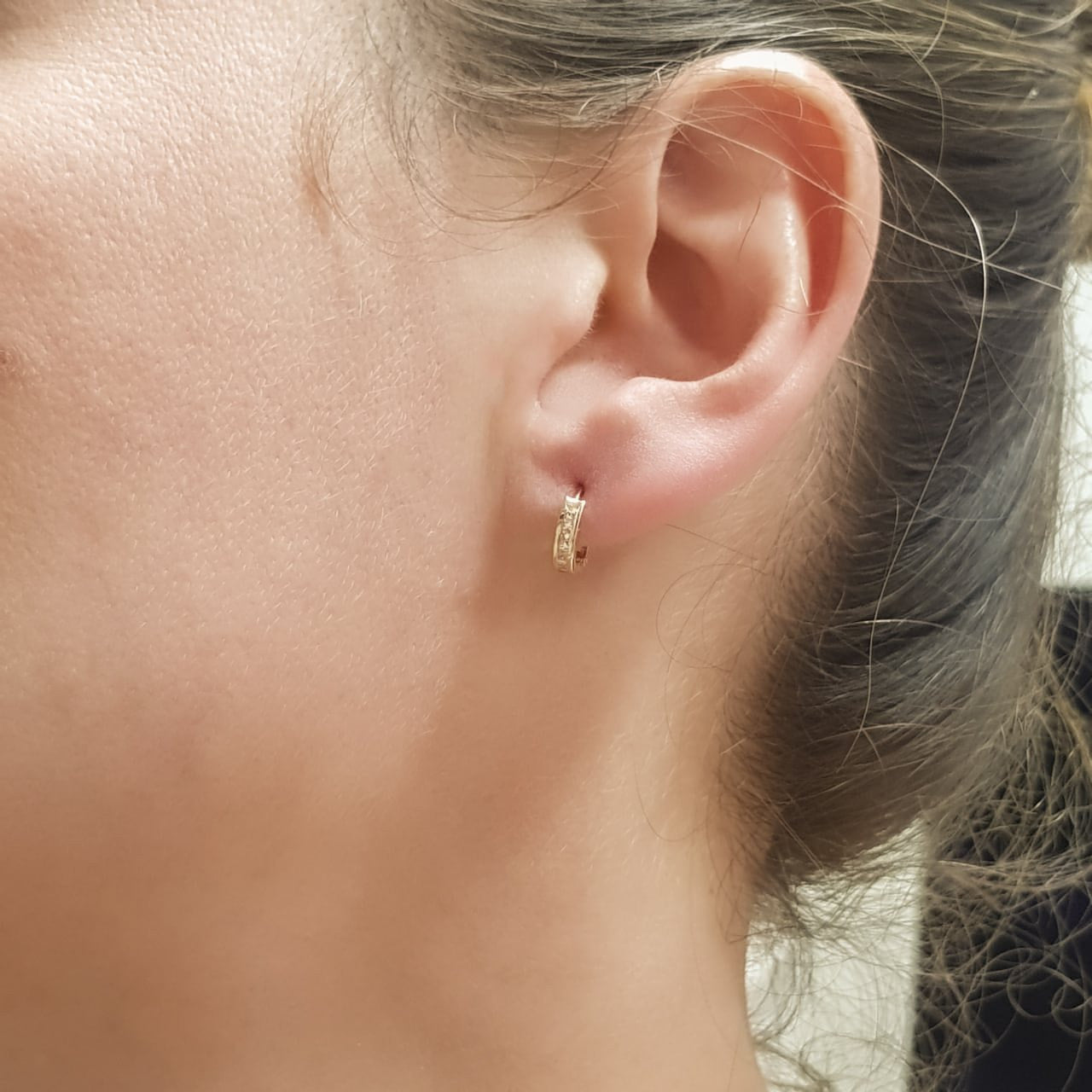 Arracadas Huggies Oro 10k, con Zirconias, 1 cm de Diámetro, Ancho 2 mm - Infiniti Joyas