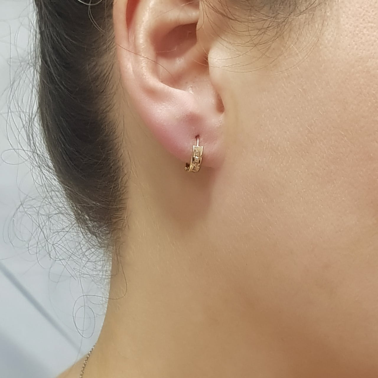 Arracadas Huggies Oro 10k, doble vista, con Zirconias y Diamantado, 1 cm de Diámetro, Ancho 2 mm, - Infiniti Joyas