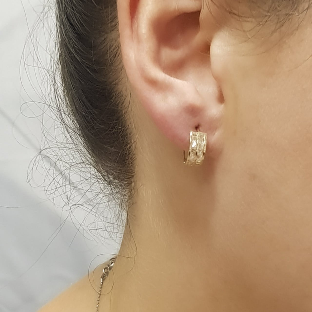Arracadas Huggies Oro 10k, con Zirconias, 1.1 cm Diámetro, Ancho 5 mm - Infiniti Joyas