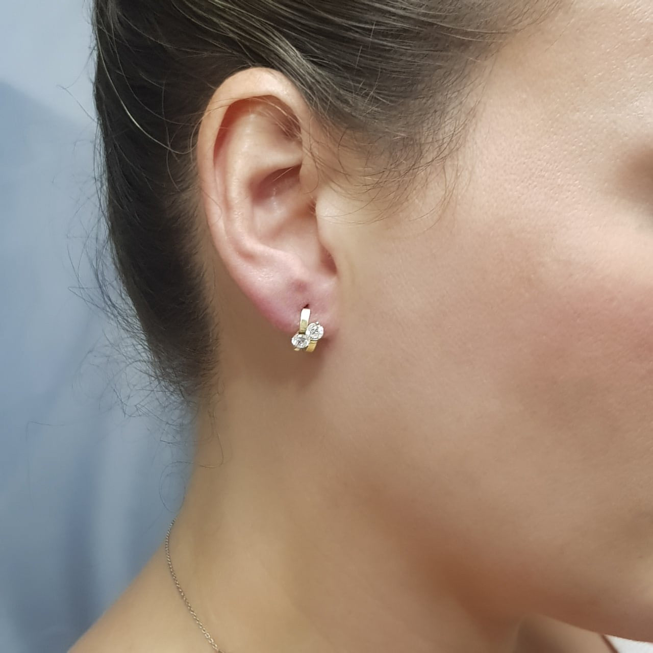 Arracadas Huggies Oro 10 k, con Zirconias, 1.2 cm Diámetro, Ancho 5 mm, Oro 10k - Infiniti Joyas