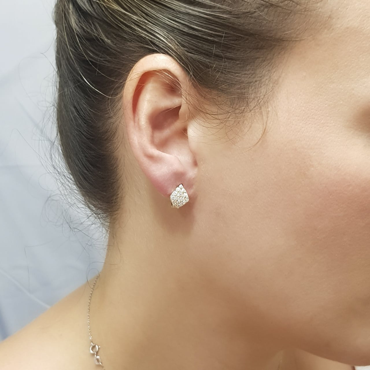 Arracadas Huggies Oro 10k, rombo con Zirconias, 1.2 cm, Diámetro, Ancho 8 mm, Oro 10k - Infiniti Joyas