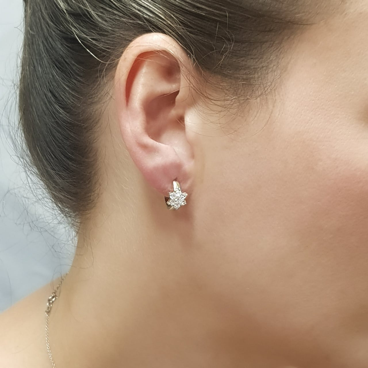 Arracadas Huggies Oro 10k, flor con Zirconias, 1.5 cm Diámetro, Ancho 6mm - Infiniti Joyas