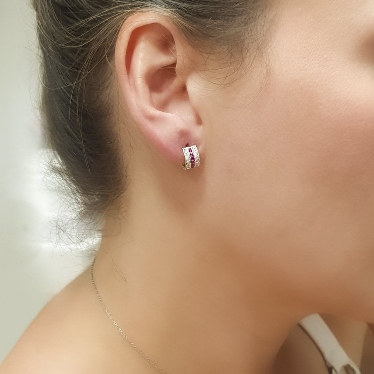 Arracadas Huggies Oro 10k, Zirconias rojo y Blanco, 1.1 cm Diámtero, Ancho 6 mm, Oro 10k - Infiniti Joyas