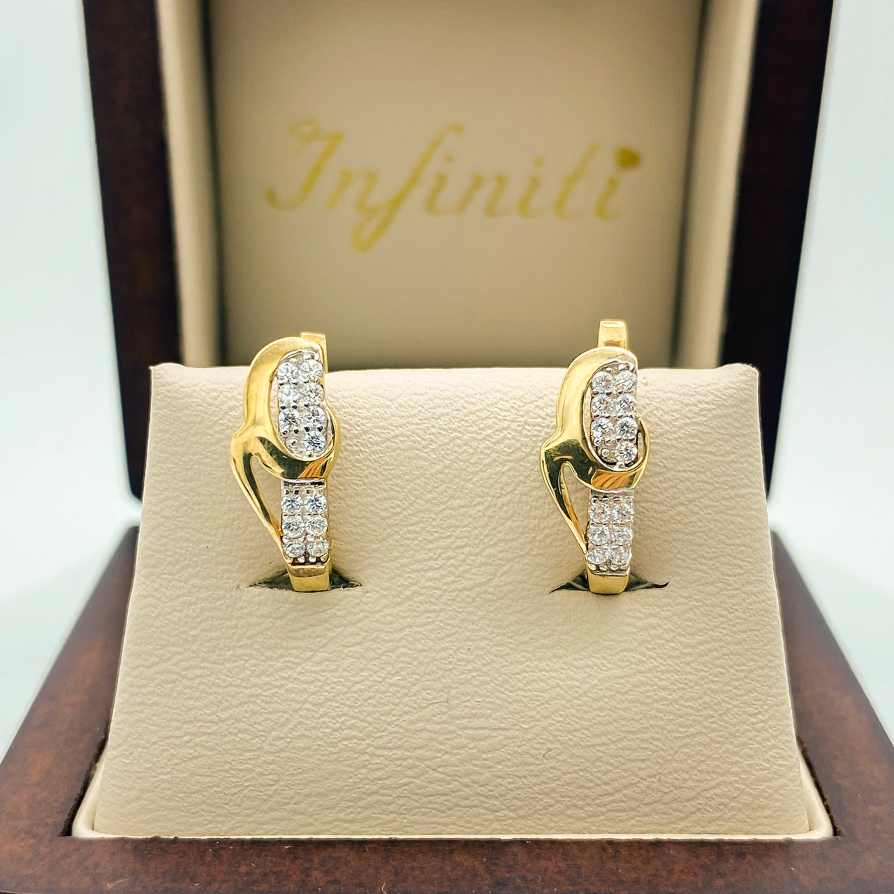 Aretes Oro 10k, con Zirconias, 1.5 cm alto, Ancho 6 mm