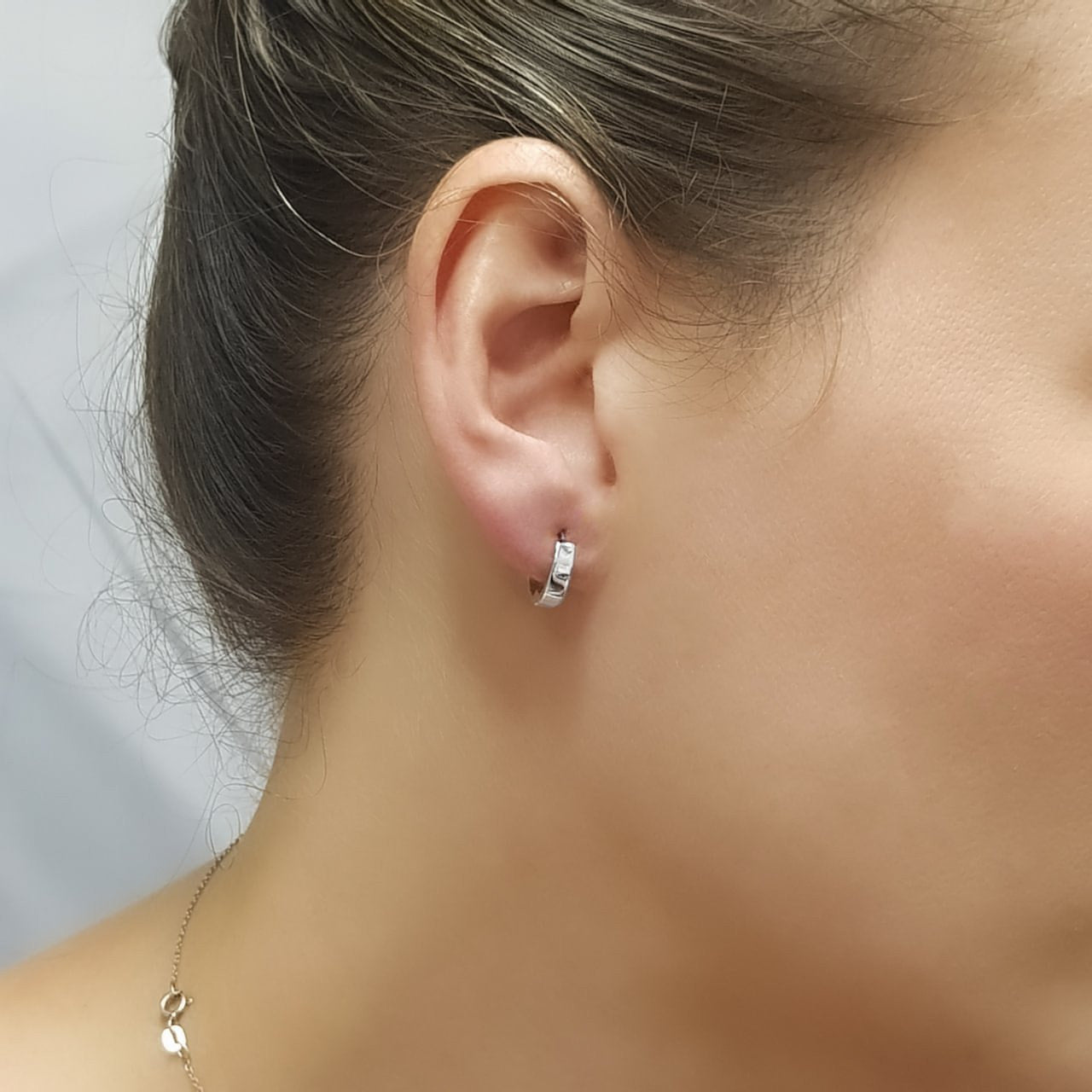 Arracadas Huggies Oro Blanco 10k, Acabado Liso, 1.1 cm Diámetro, Ancho 3 mm - Infiniti Joyas