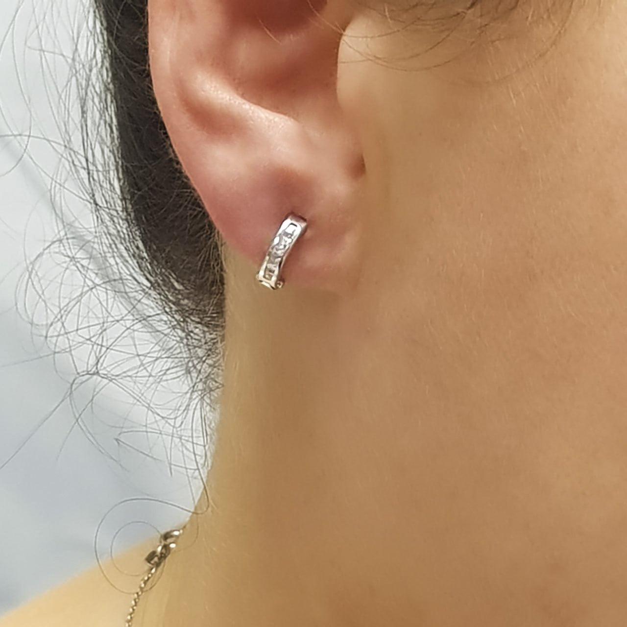 Arracadas Huggies Oro Blanco 10k, con Zirconias, 1 cm de Diámetro, Ancho 2 mm - Infiniti Joyas