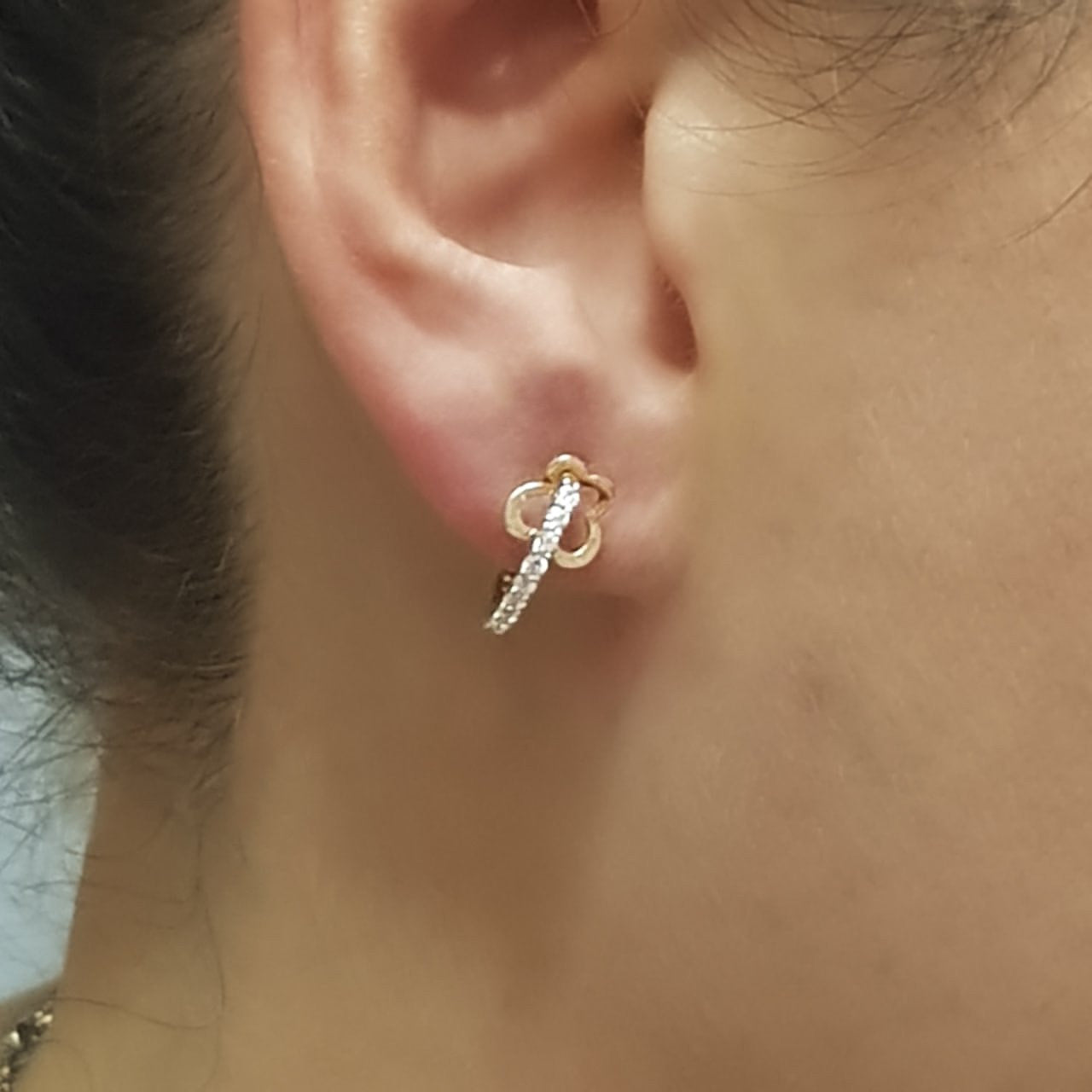 Arracada Huggies Oro 10k, con Zirconias y mariposa, 1.4 cm de Diámetro - Infiniti Joyas
