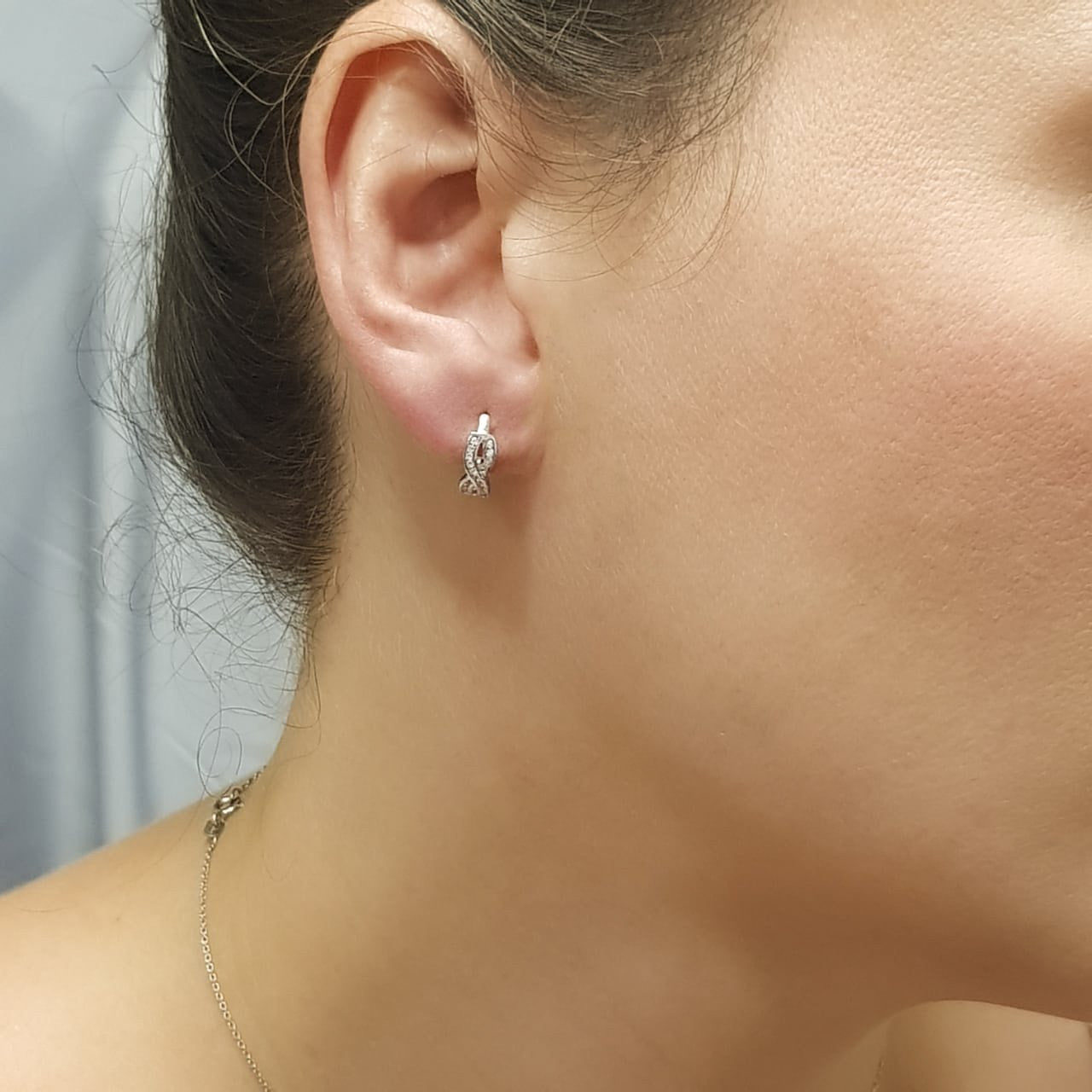Arracada Huggies Oro 10k, Infinito con Zirconias, 1.3 cm de Diámetro, Oro 10k - Infiniti Joyas