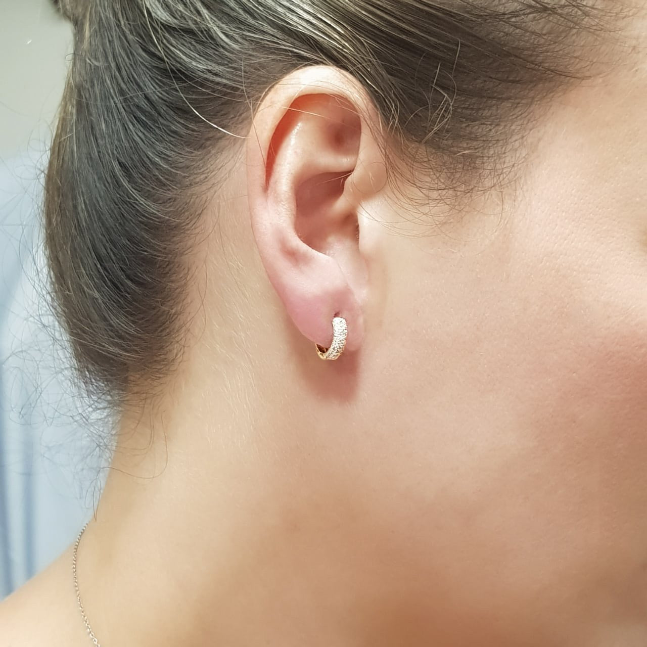 Arracada Huggies Oro 10k, con Zirconias, 1.2 cm de Diámetro - Infiniti Joyas