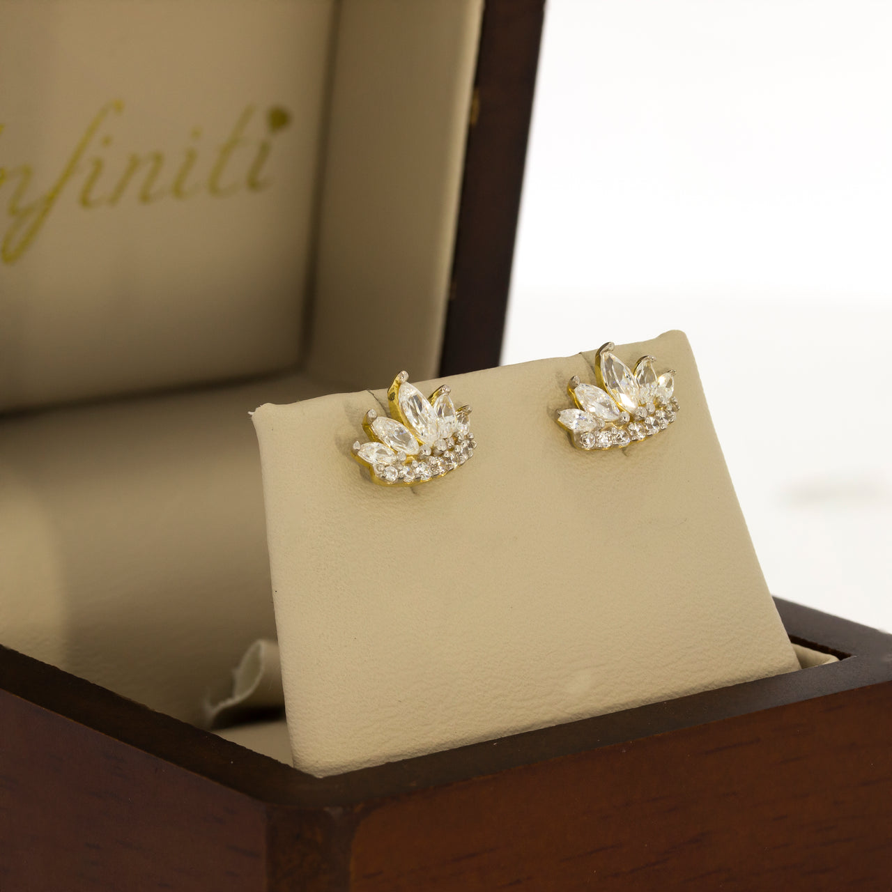 Aretes Oro 10k, en Forma de Corona con Zirconias Marquiz