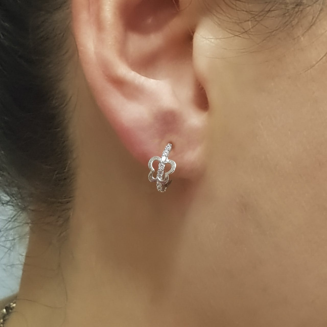 Arracada Huggies Oro Blanco 10k, con Zirconias y mariposa, 1.4 cm de Diámetro, - Infiniti Joyas