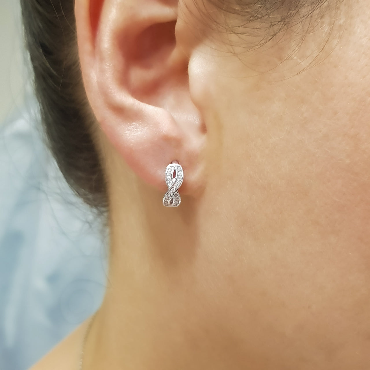 Arracada Huggies Oro Blanco 10k, Infinito con Zirconias, 1.3 cm de Diámetro, Oro 10k - Infiniti Joyas