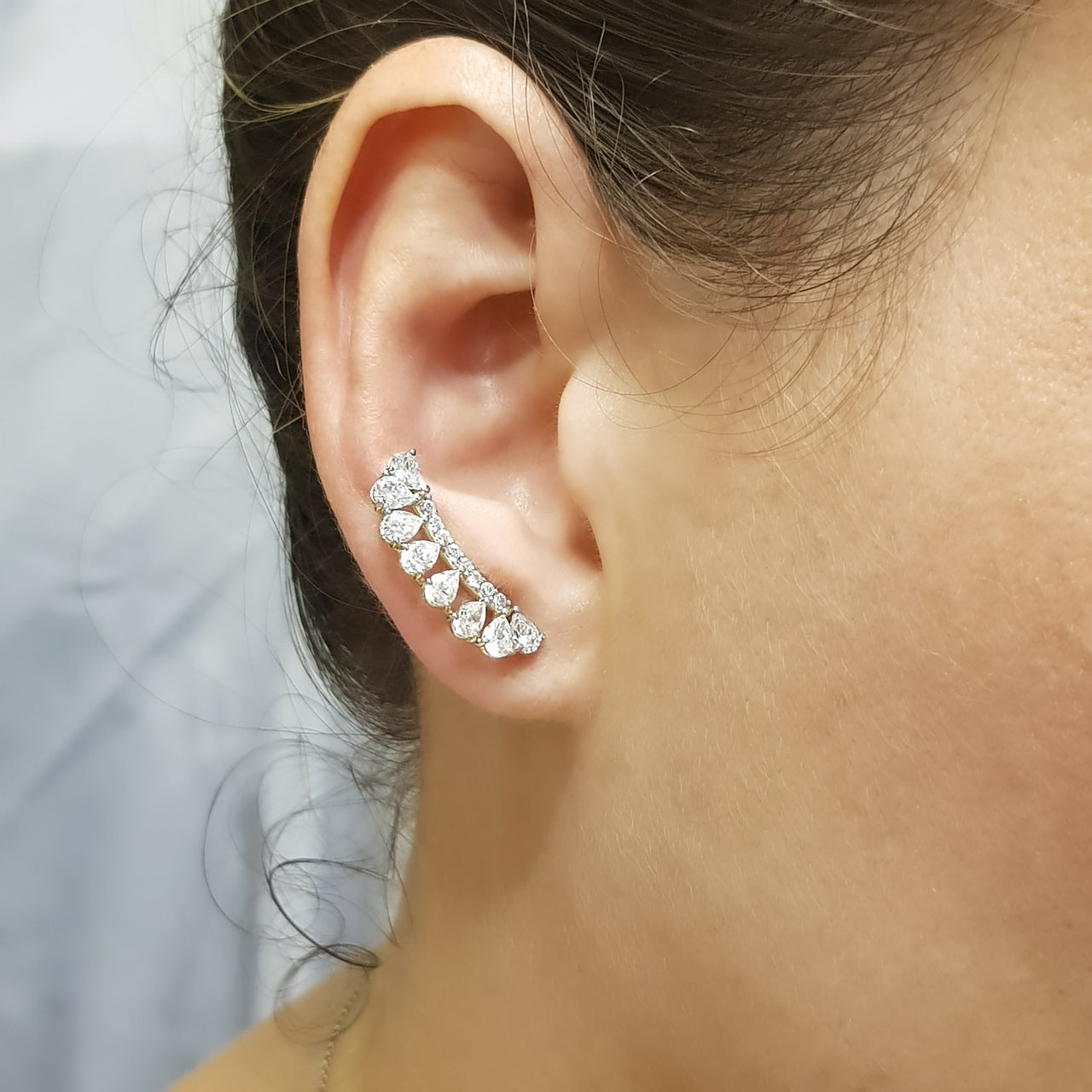 Arete Oro 10k, cometa con Zirconias, 2.3 cm de Largo - Infiniti Joyas