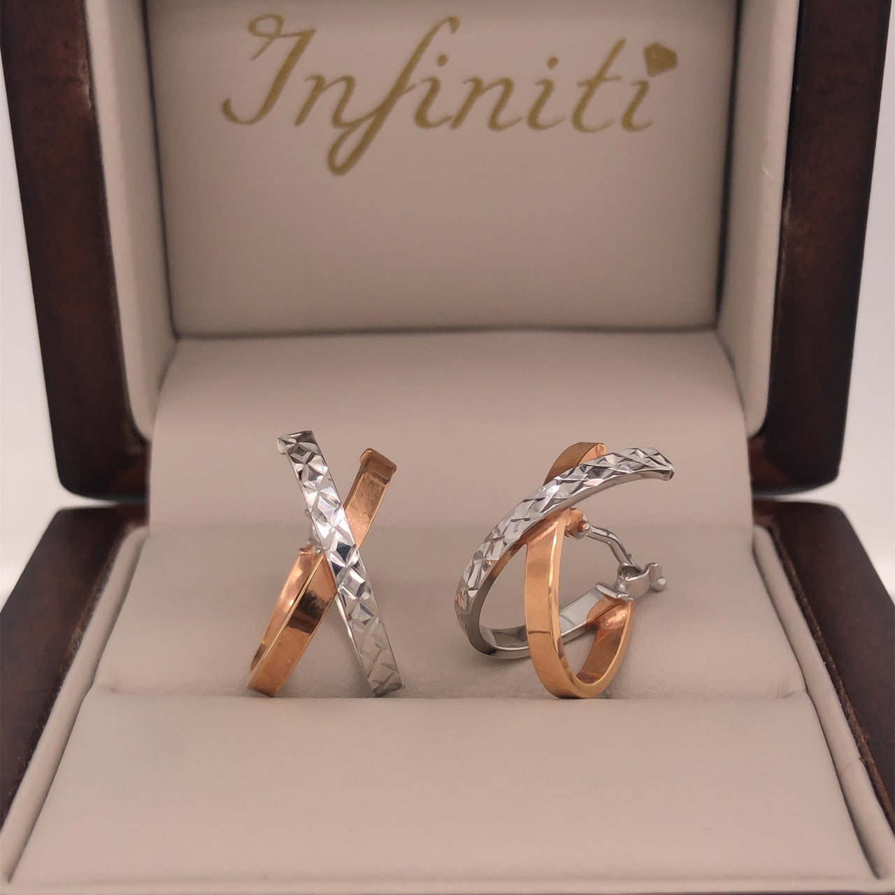 Aretes Oro Rosa con Blanco 10k - Forma de X Diamantada