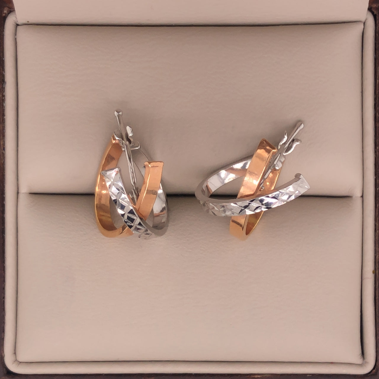 Aretes Oro Rosa con Blanco 10k - Forma de X Diamantada