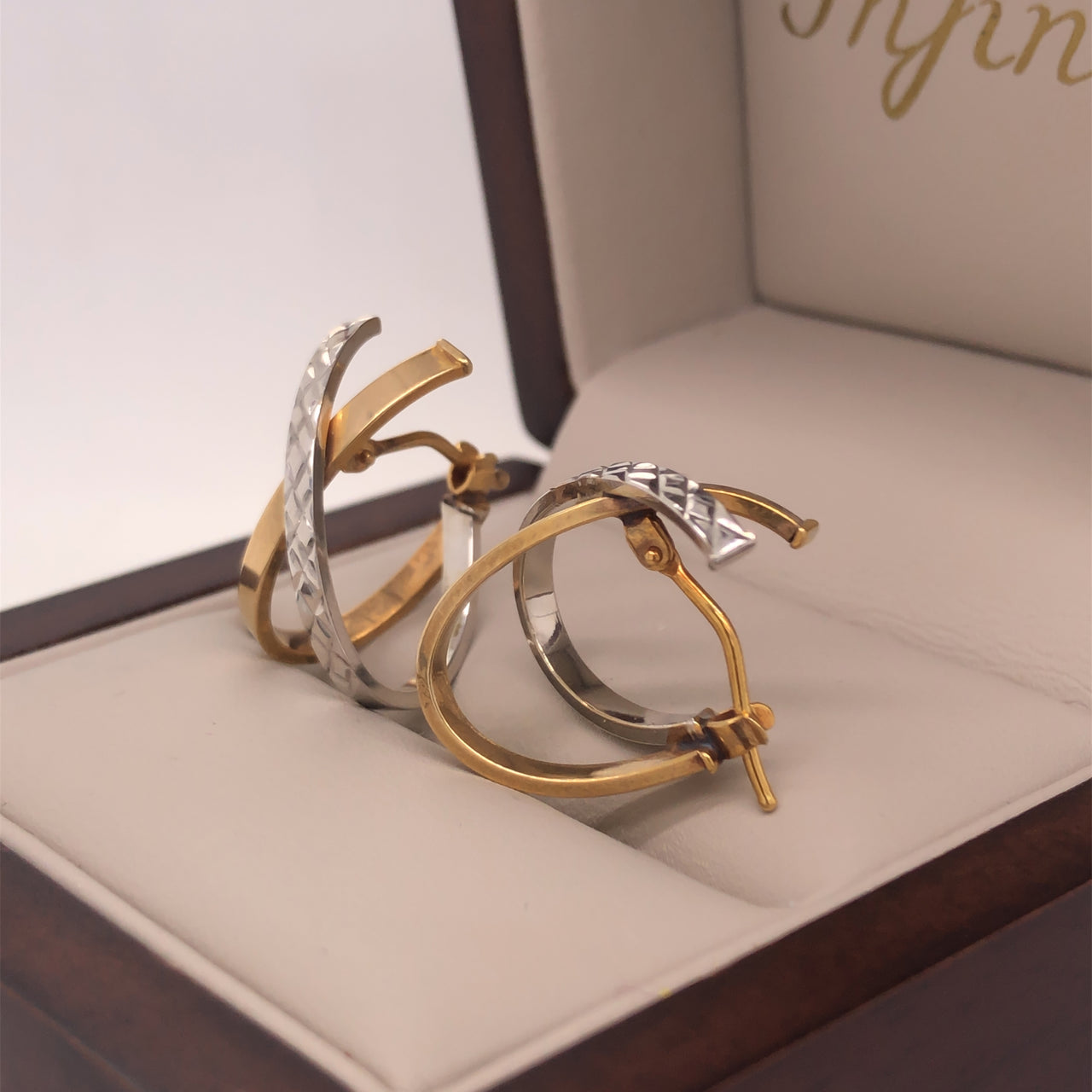 Aretes Oro Amarillo con Blanco 10k - Forma de X Diamantada