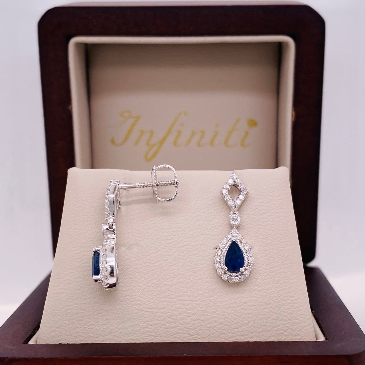 Aretes Oro Blanco 10k - Zafiro 0.50 ctw y Diamante Natural 0.20 Puntos Totales
