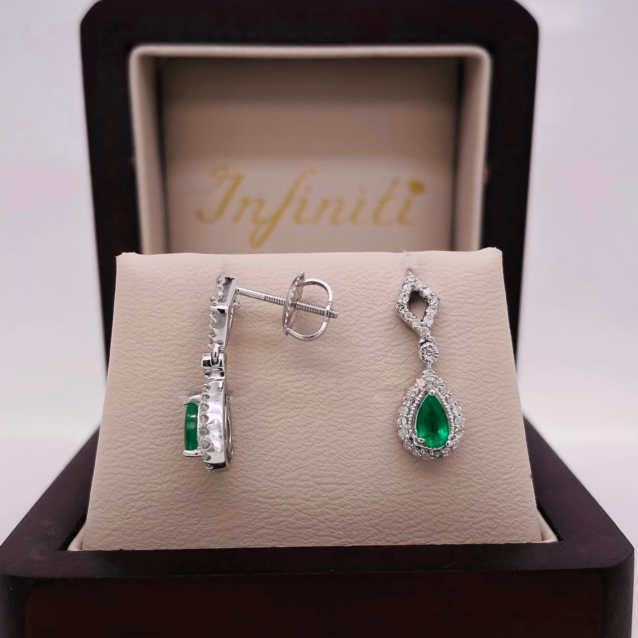 Aretes Oro Blanco 10k - Esmeralda 0.43 ctw y Diamante Natural 0.20 Puntos Totales