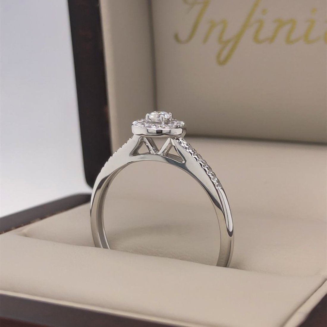 Anillo Oro Blanco 14k, Halo con Diamantes 25 puntos totales - Infiniti Joyas