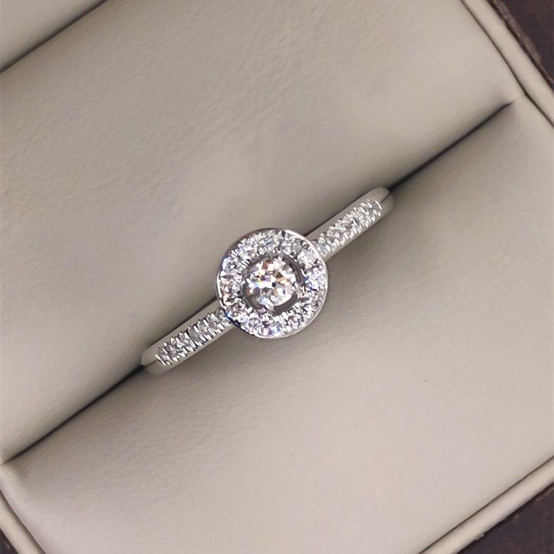 Anillo Oro Blanco 14k, Halo con Diamantes 25 puntos totales - Infiniti Joyas