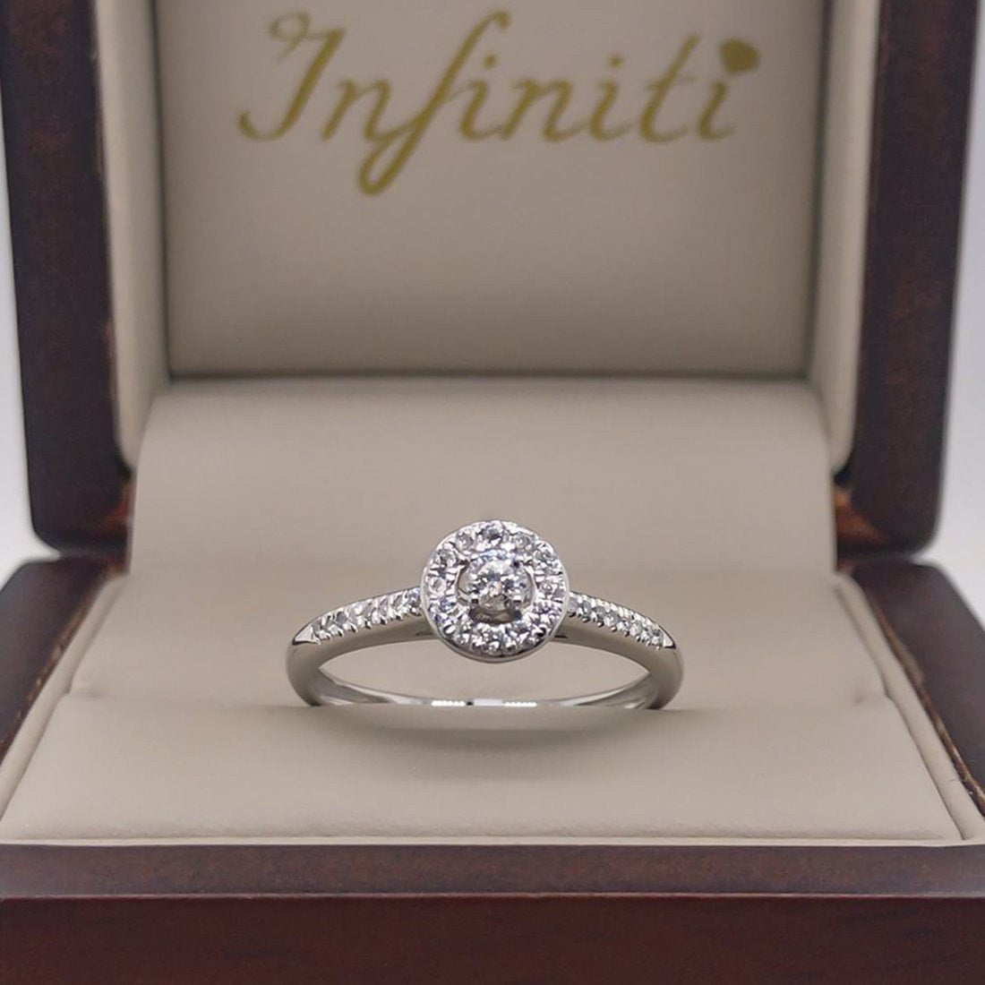 Anillo Oro Blanco 14k, Halo con Diamantes 25 puntos totales - Infiniti Joyas