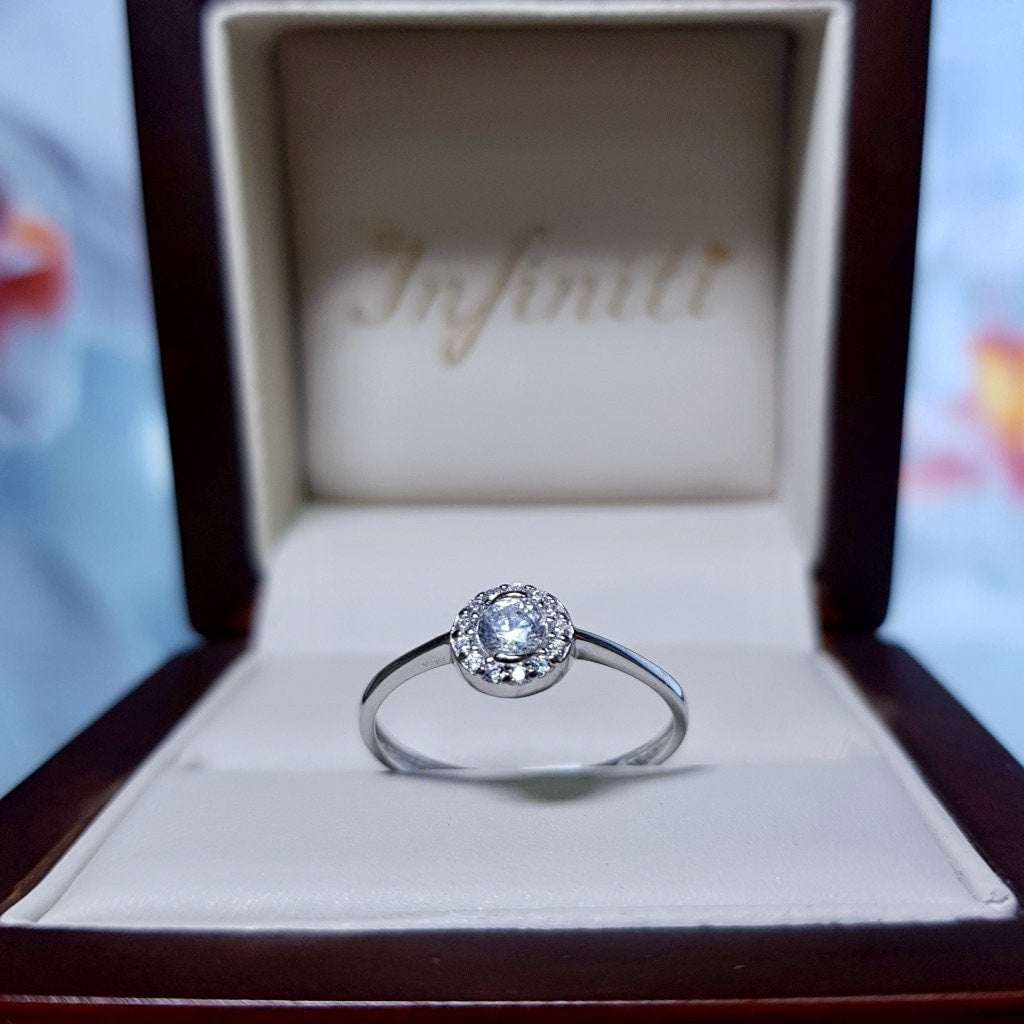 Anillo Oro Blanco 10k, Halo Solitario con Zirconia Central 3.20 mm - Infiniti Joyas